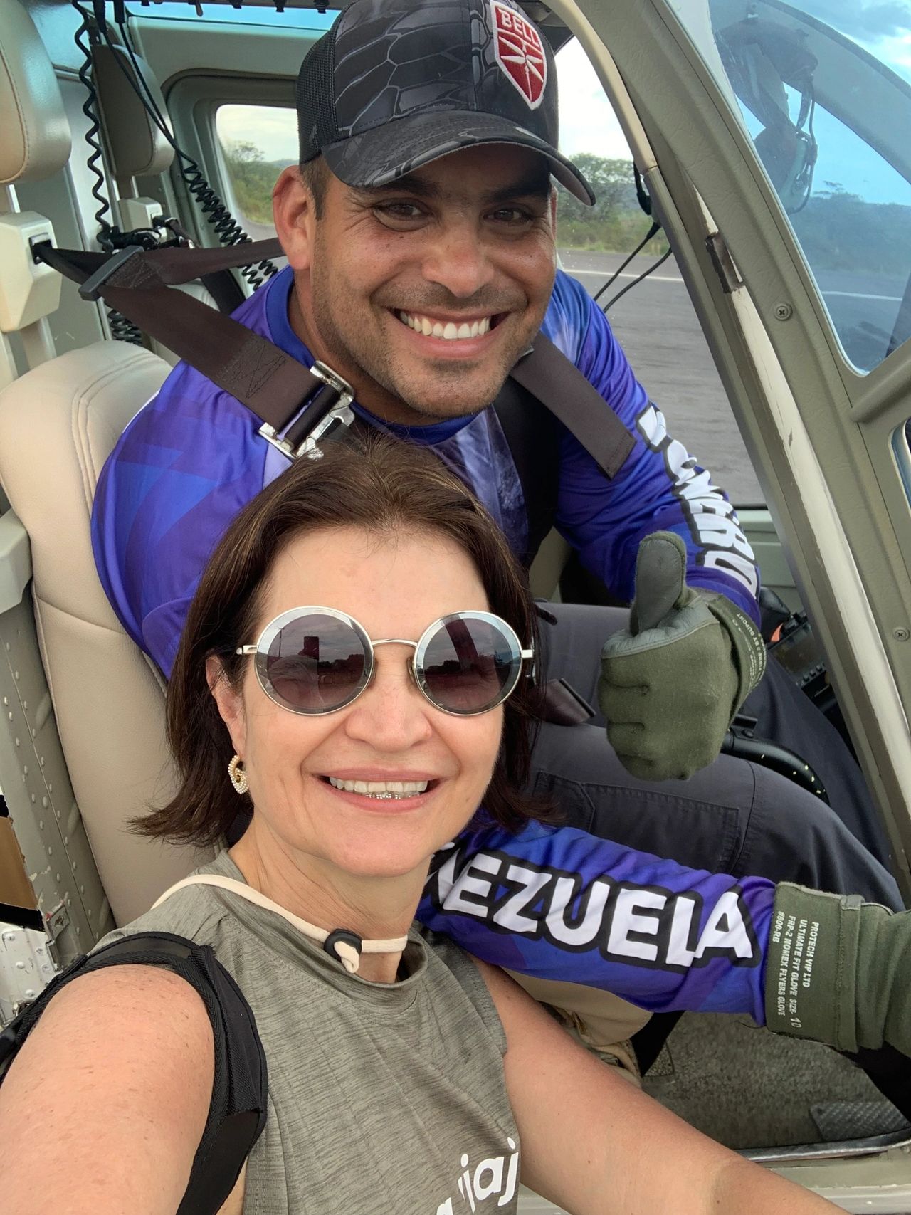 Junto a Juan, piloto del helicóptero. 