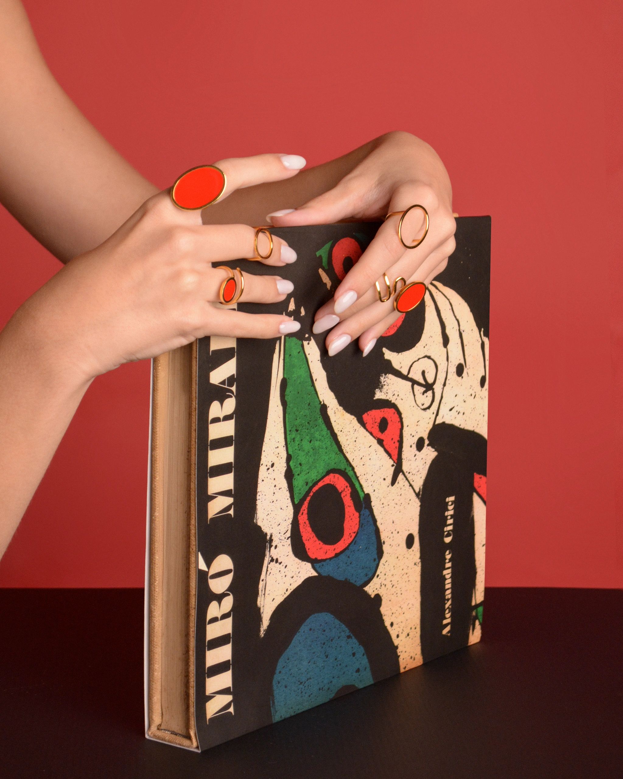 Antje Peters presenta “Colección Oval”