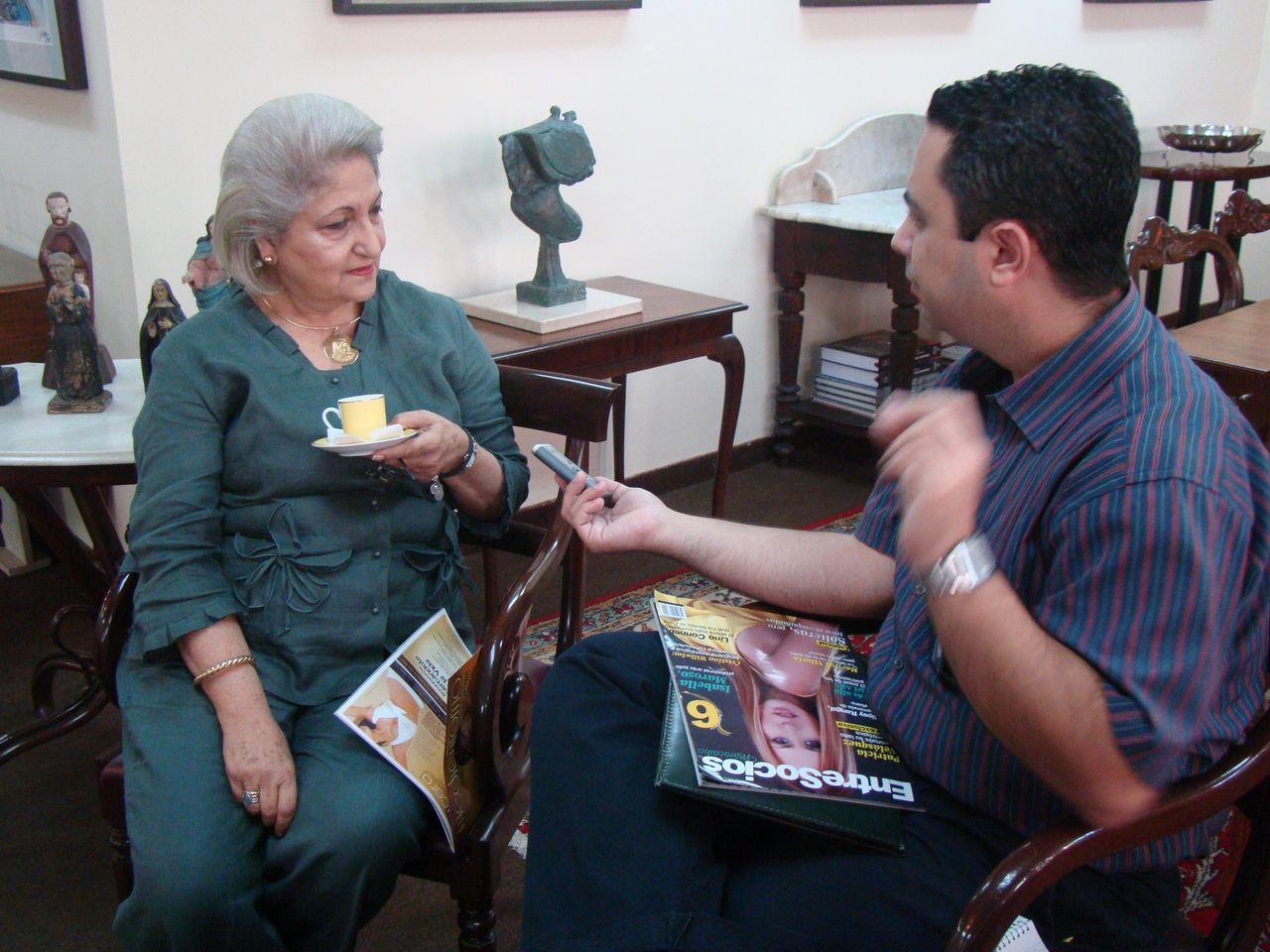 No podía faltar la taza de café en esta entrevista.
